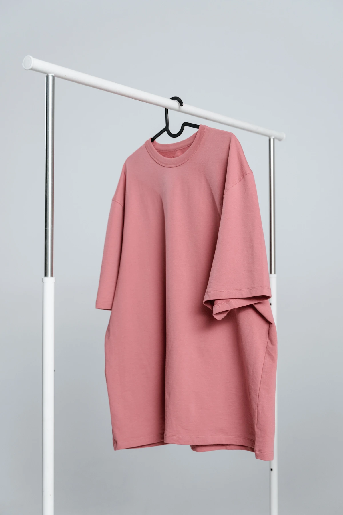 Original product photo of a dusty-pink oversized T-shirt on a hanger